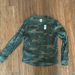 GAP Men's Green Camo Long-Sleeve Crewneck Shirt